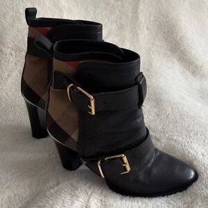 BURBERRY Stylish Black and Tan Ankle Boots